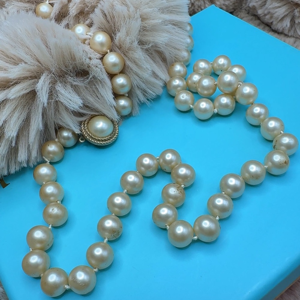 Trifari vintage 1950s Crown faux pearl necklace golden-tone "trifanium" clasp